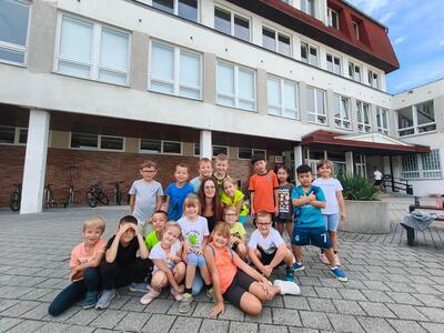 Září