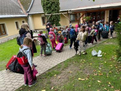 Jsme na místní faře, která má velký uzavřený areál, zahrady, houpačku a trampolínu...